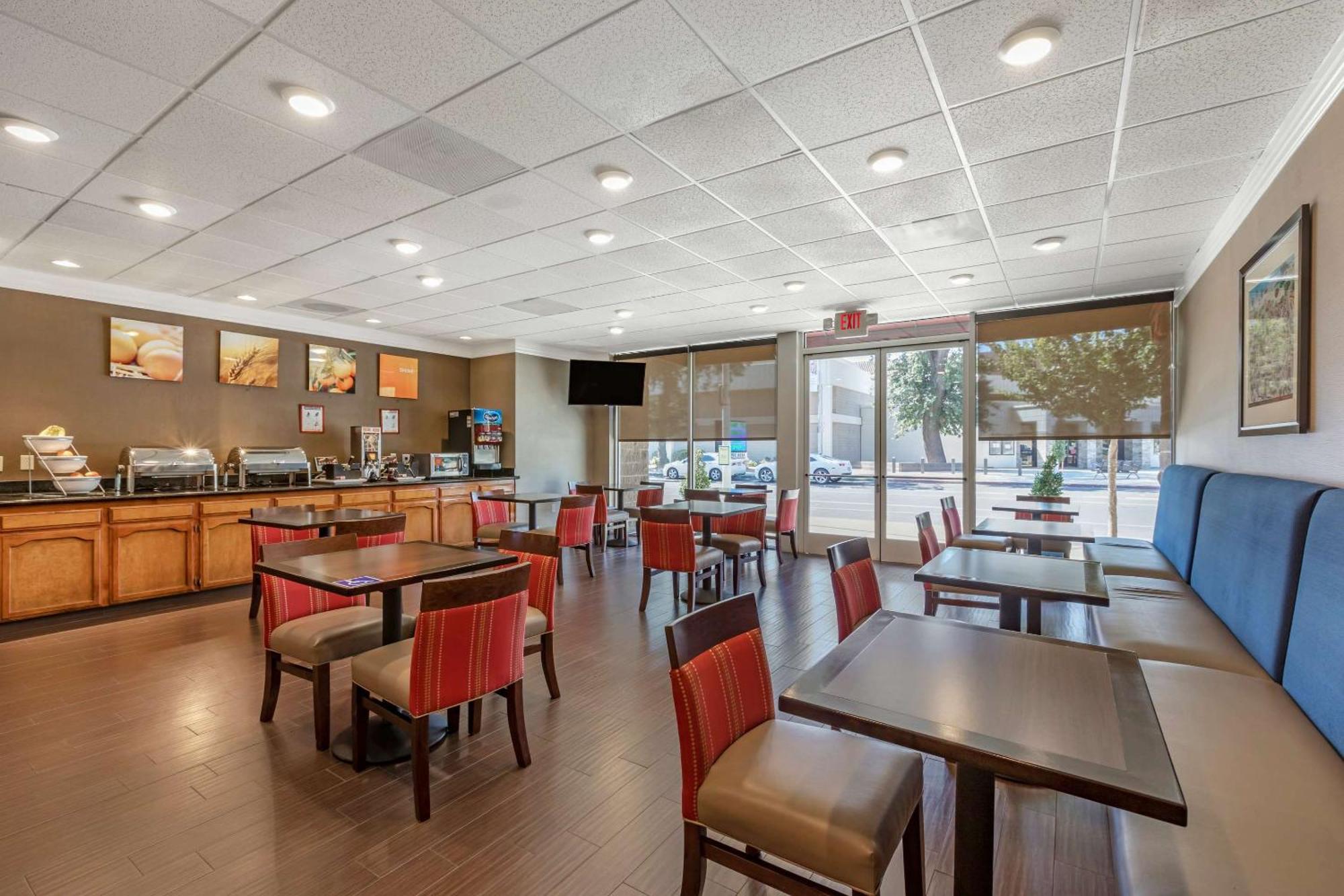 Comfort Suites Visalia - Convention Center Экстерьер фото