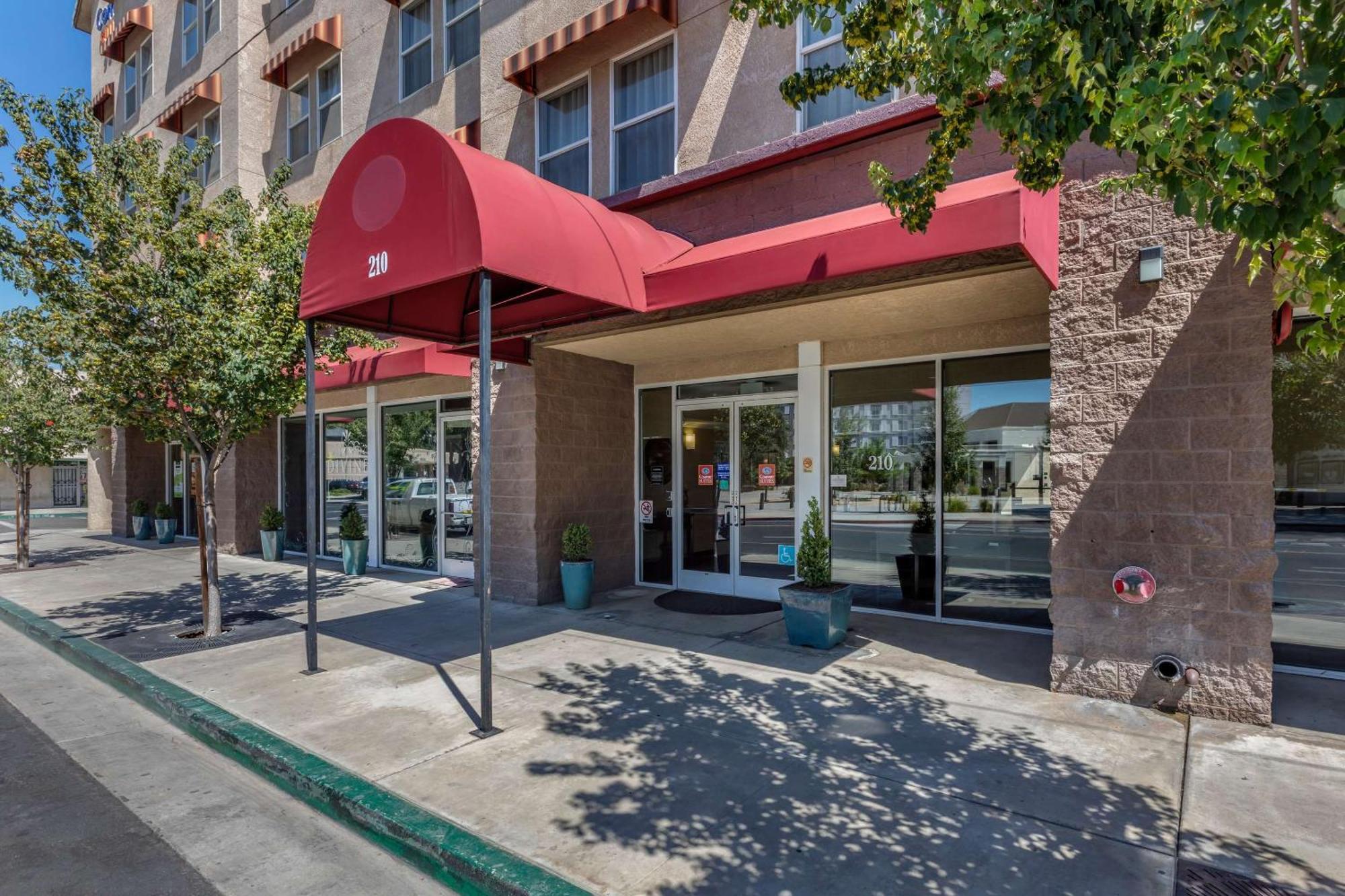 Comfort Suites Visalia - Convention Center Экстерьер фото